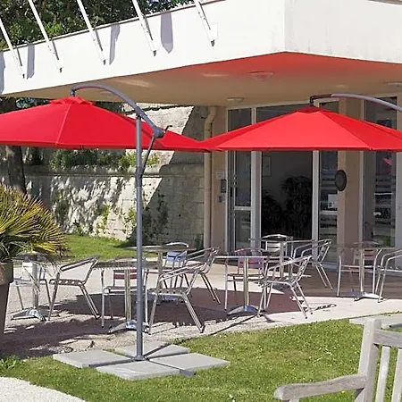 & Restaurant Des Remparts فندق
